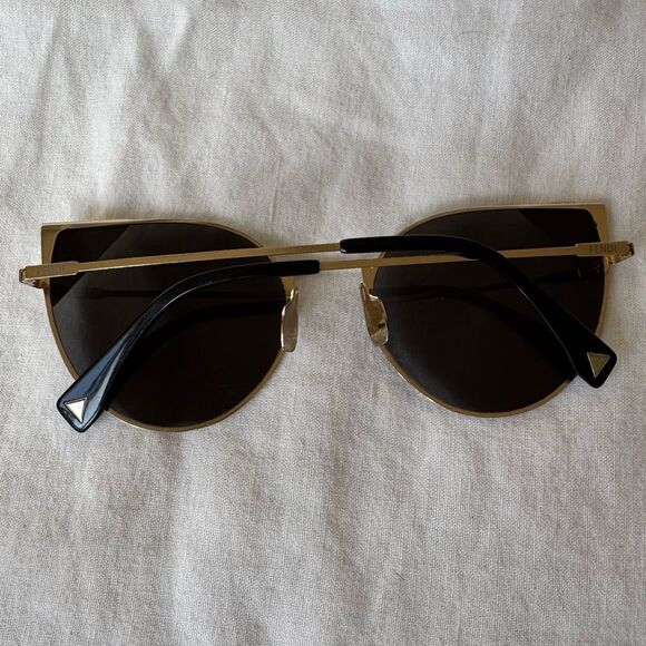 Cat eye frame sunglasses